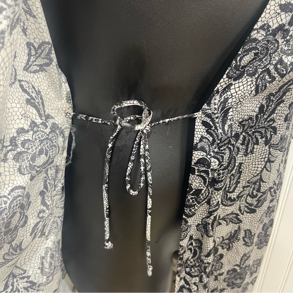 Gilligan & O'Malley Black Floral Robe - Picture 2 of 7